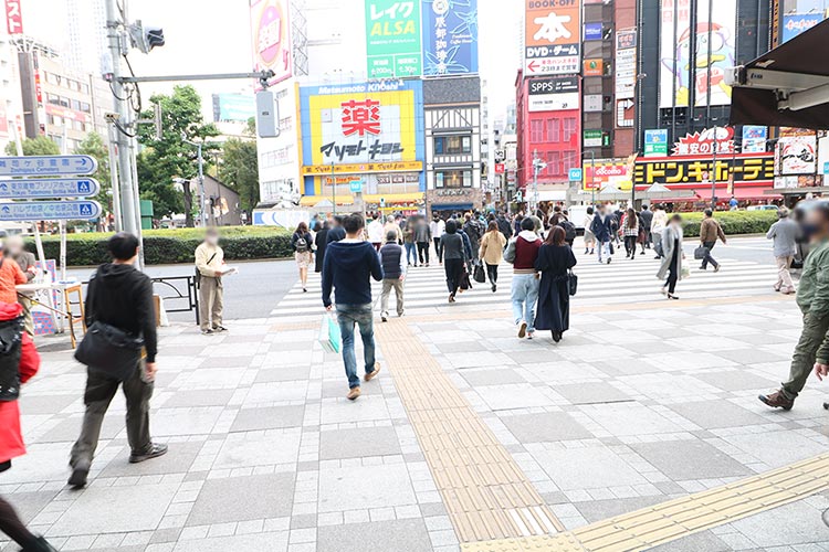 1. 西武口を出ると道路（明治通り）の反対側にマツモトキヨシやドンキホーテが見えます。