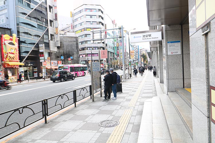 2. 道路は渡らずに右に行きます。