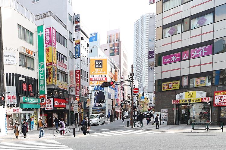 3. 道路の反対側にアサヒ薬局が見えたら横断歩道を渡ります。最初の横断歩道です。