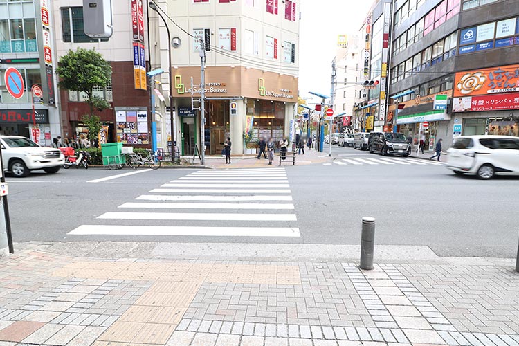 4. 少し歩くとまた横断歩道があるので渡ります。右手にはなまるうどんやファミリーマートが見えます。